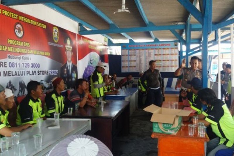 Pokbal Bakar Atribut Go-jek di Bandarlampung