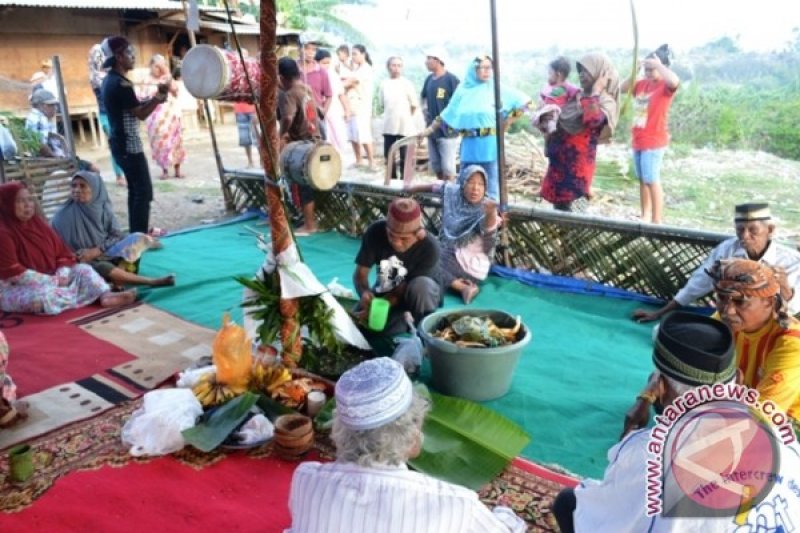 RITUAL ADAT POMPAURA