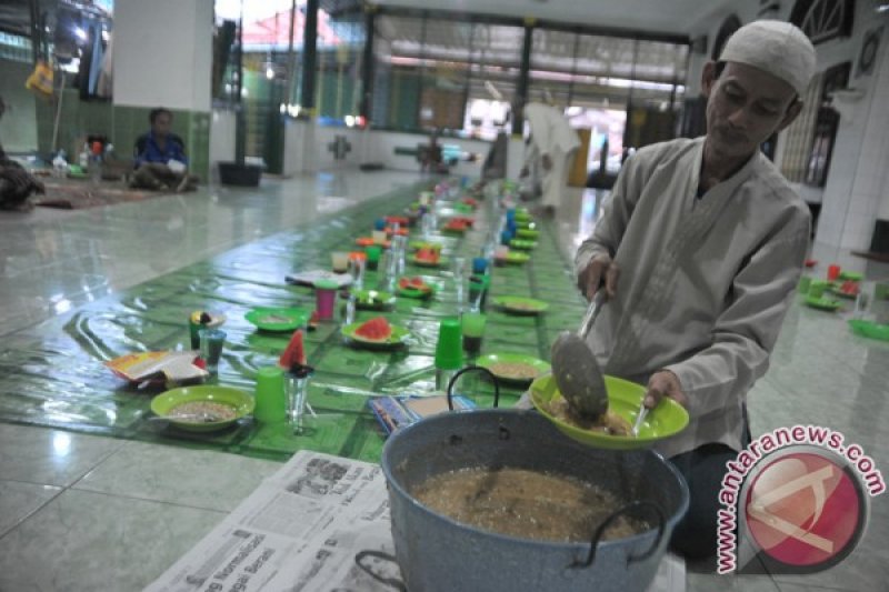 Tradisi Bubur Sop Masjid Suro