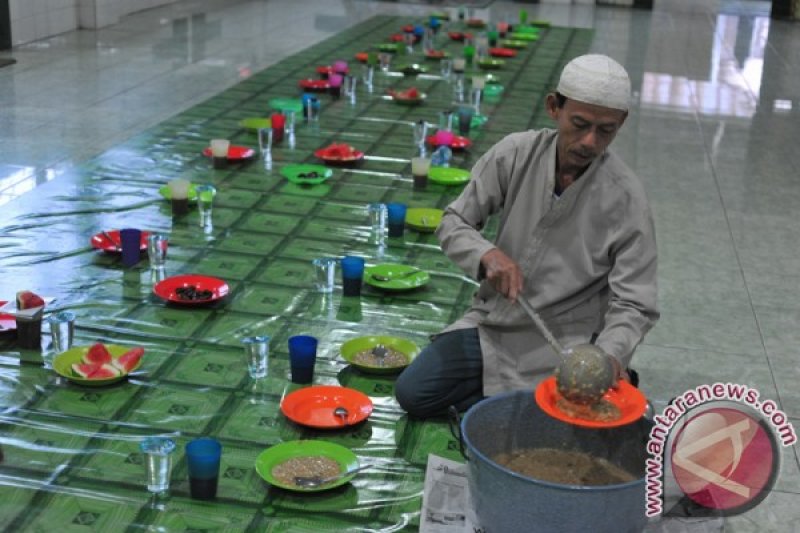 Tradisi Bubur Sop Masjid Suro