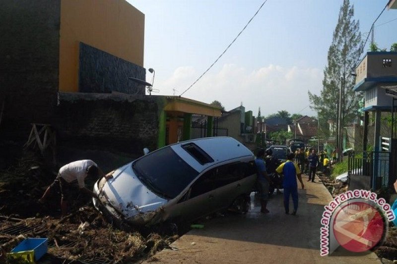 Lima Mobil Terseret Banjir di Garut