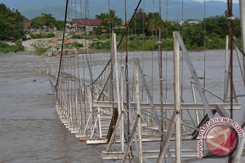 JEMBATAN GANTUNG DITERJANG BANJIR