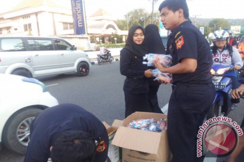 BEA CUKAI TELUK BAYUR PADANG BAGIKAN TAKJIL GRATIS 