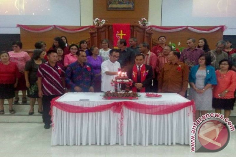 Bupati Minahasa di HUT Jemaat Alfa Omega Rumengkor