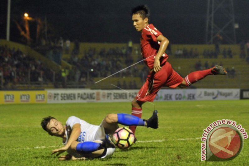 SEMEN PADANG KALAHKAN PSM