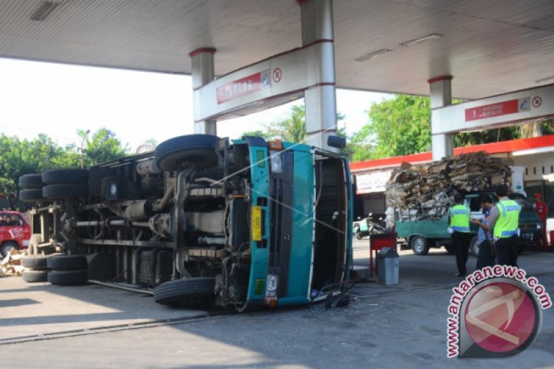 KECELAKAAN TRUK TABRAK SPBU