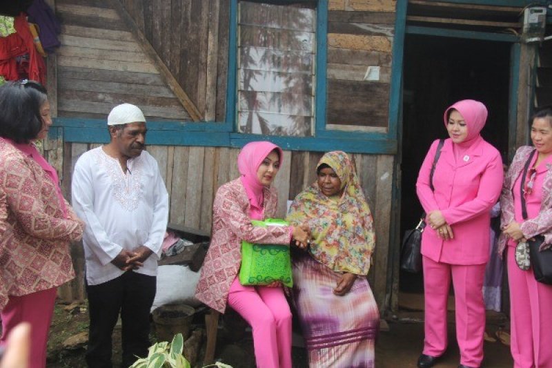 Pengurus Bhayangkari kunjungi komunitas Muslim Papua