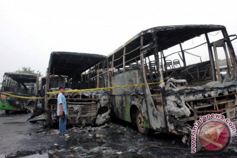 KEBAKARAN POOL BUS MAYASARI BAKTI