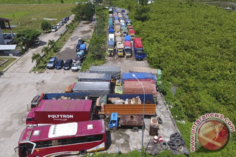 Antrian Truck DI Pelabuhan Tanjung Api Api