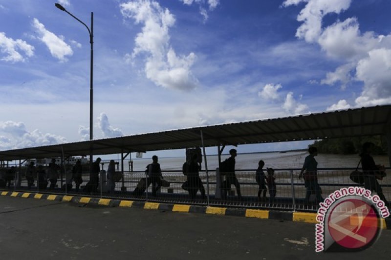 Pemudik Di Pelabuhan Tanjung Api Api