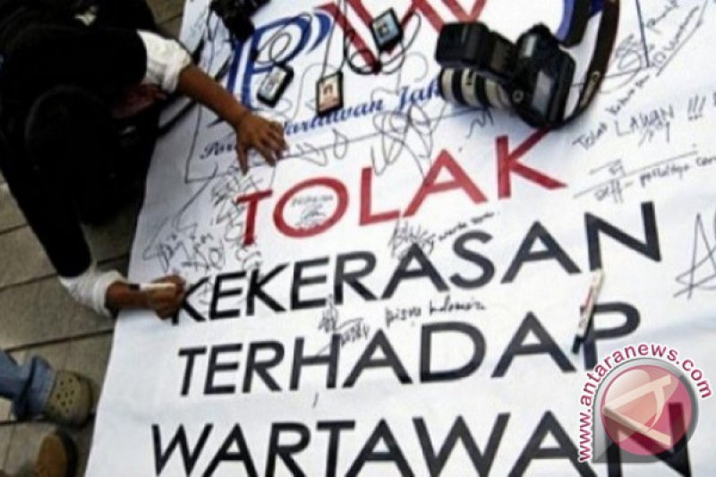 Wartawan foto dianiaya polisi saat meliput kerusuhan buruh di Bandung