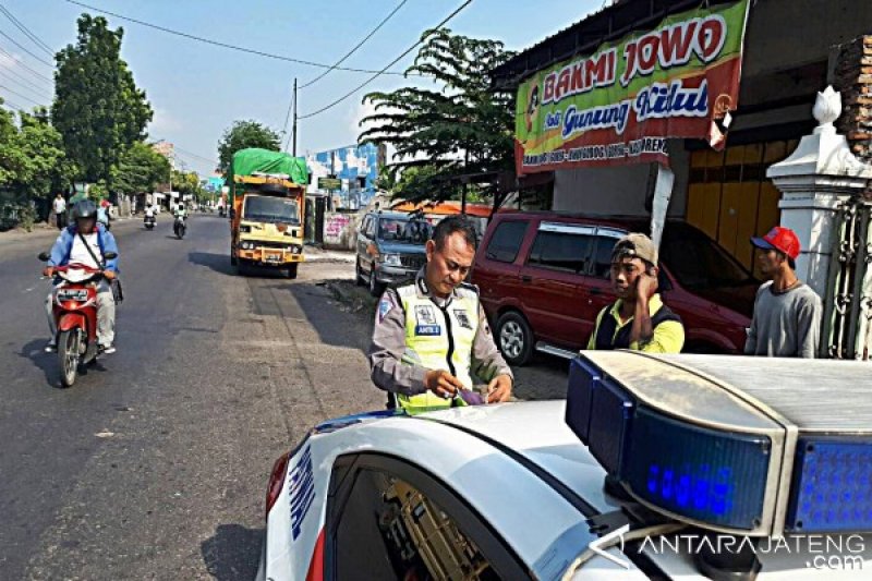 Nekat Beroperasi, Sebelas Truk Nonsembako Ditilang Polisi