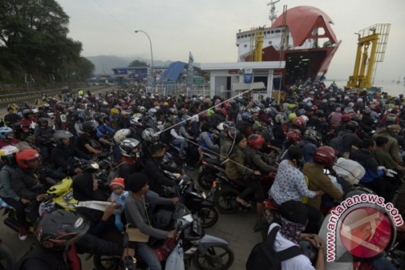 PEMUDIK SUMATERA DI H-2 PELABUHAN MERAK PADAT