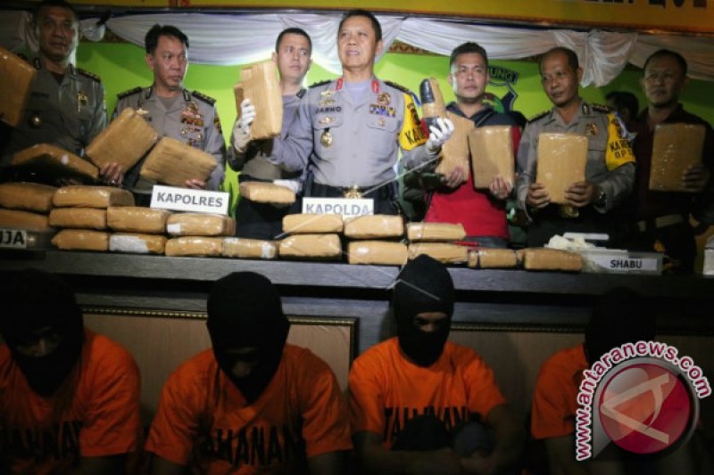 TIGA WARGA ACEH BAWA GANJA DITANGKAP DI PELABUHAN BAKAUHENI