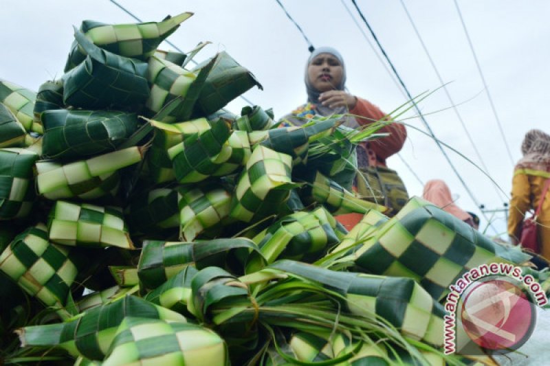 Pedagang Sarang Ketupat Musiman