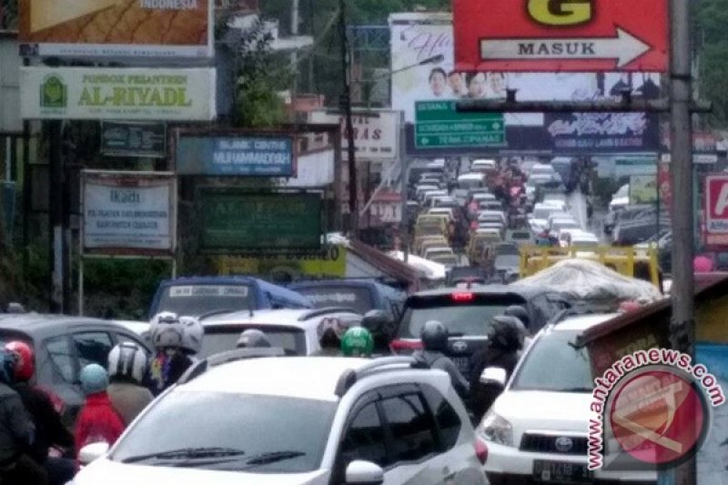 Jalur Puncak Macet Total Belasan Kilometer