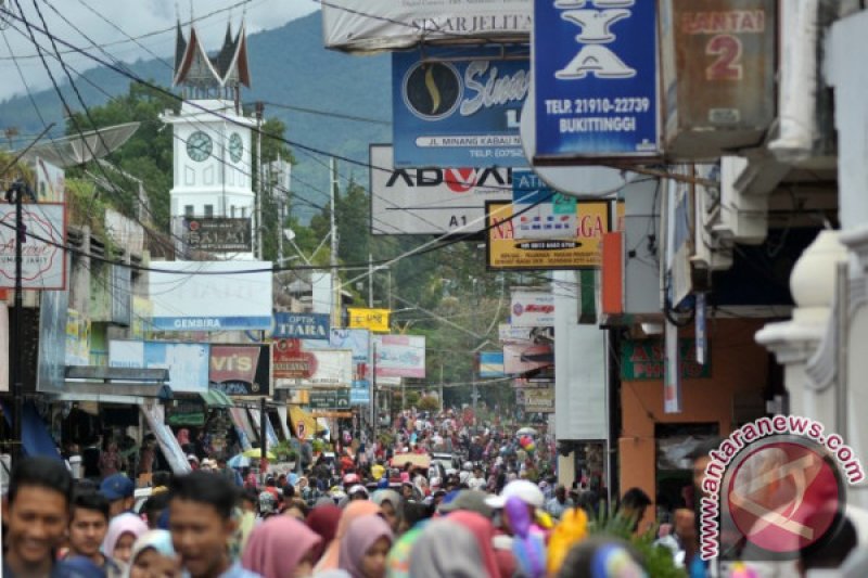 PENGUNJUNG PADATI BUKITTINGGI