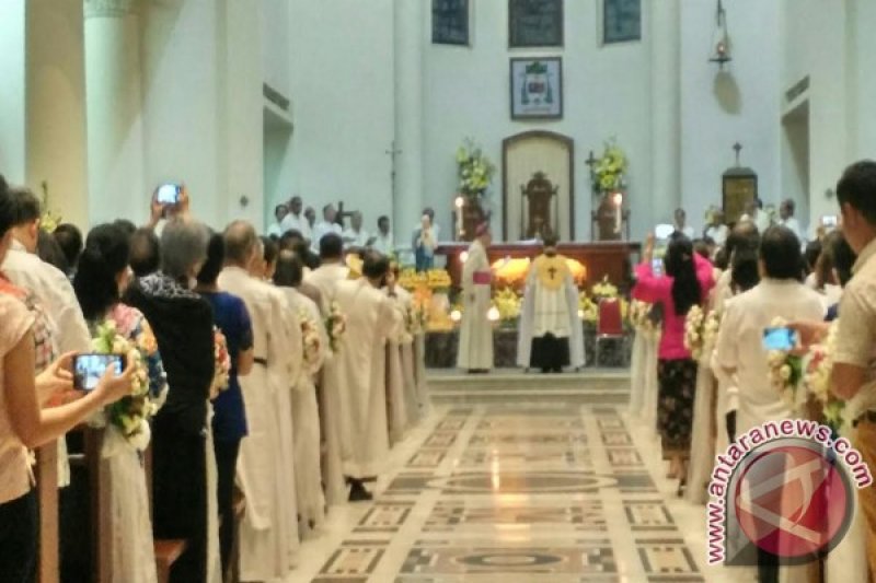 Dubes Vatikan Berkati Peralatan Uskup Manado