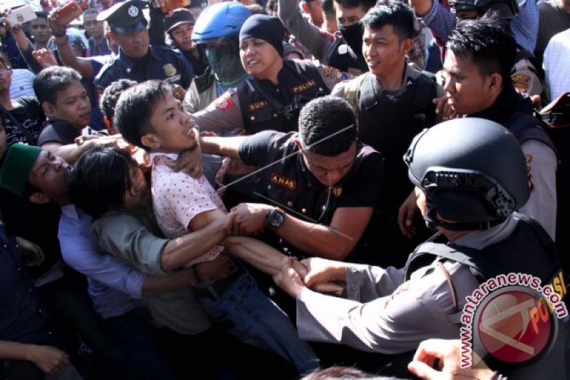 UNJUK RASA MAHASISWA MAKASSAR