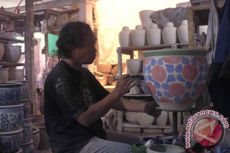Pengrajin Keramik Kiaracondong Bandung Semakin Berkurang 