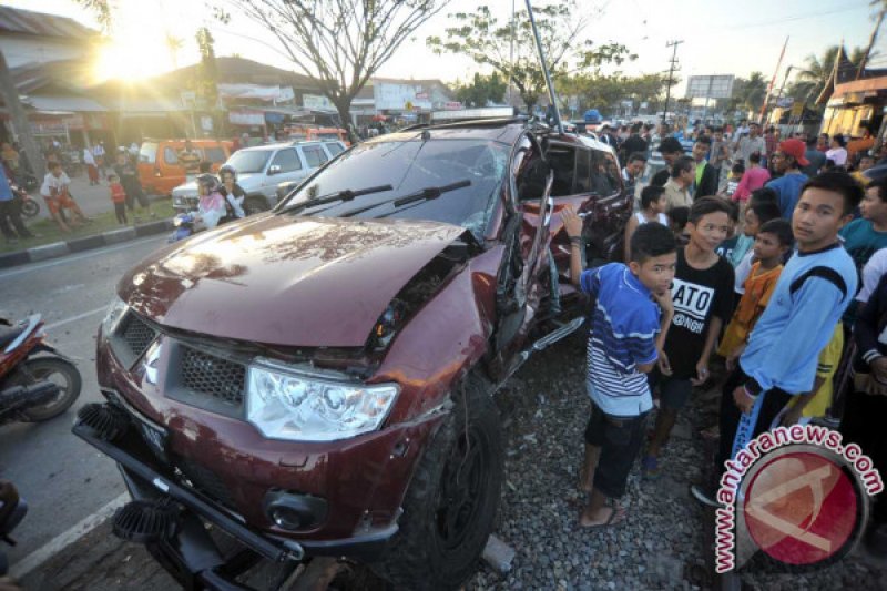 MOBIL DITABRAK KERETA API