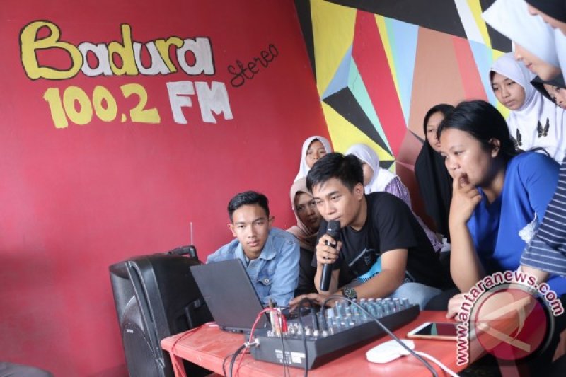 Mahasiswa Unikom Ciptakan Radio Komunitas Untuk Dusun Singapura 