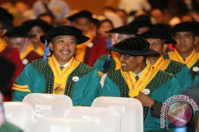 Menpora Wisuda S2 di Unpad 