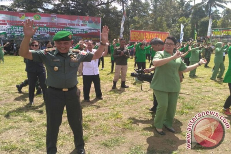 Serunya Penutupan TMMD ke-99 di Desa Ranolambot