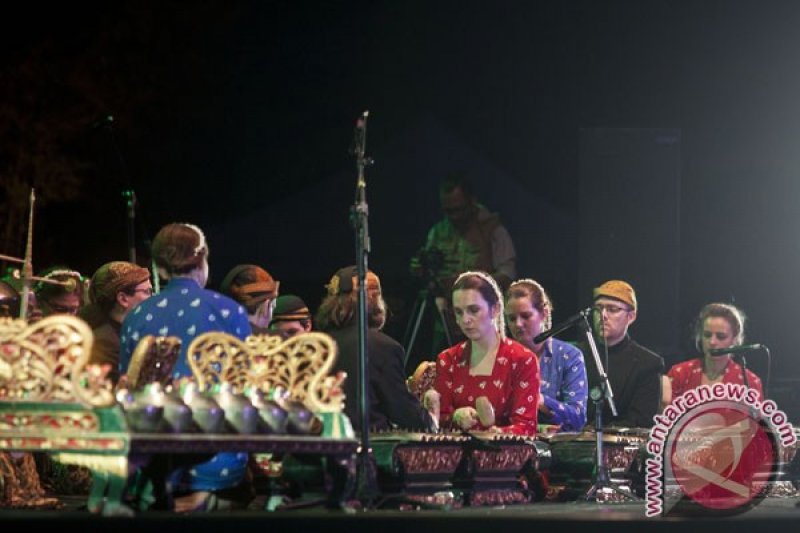 Penampilan grup gamelan asal London