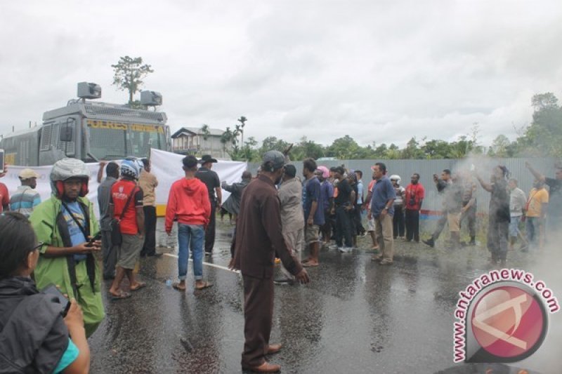 Anggota DPRD Mimika Terpilih blokade jalan