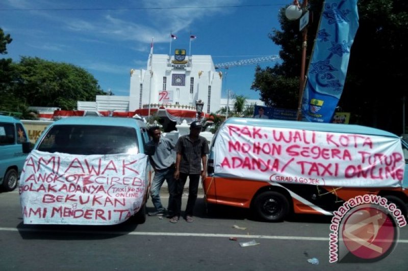 Ratusan Sopir Angkot Cirebon Mogok Beroperasi 