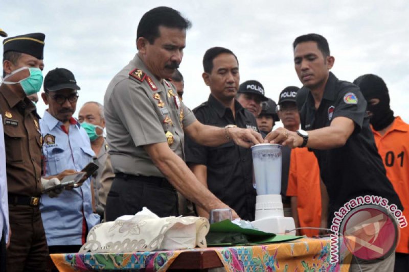 POLDA SUMBAR MUSNAHKAN NARKOBA