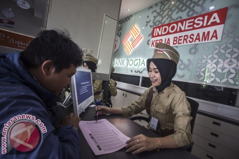 Pegawai Bank menyambut HUT-RI