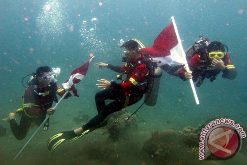 PENGIBARAN BENDERA BAWAH LAUT