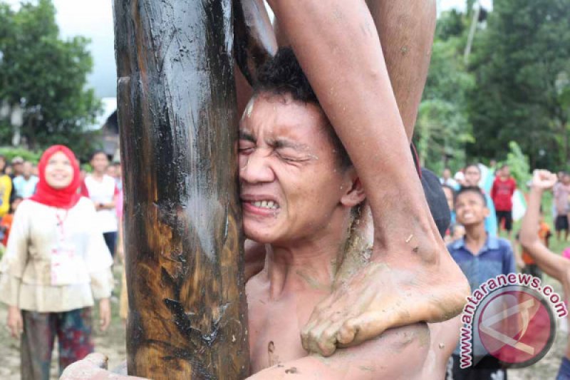 LOMBA PANJAT PINANG