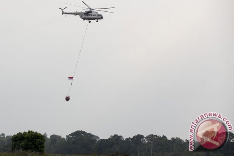 Helikopter BNPB Kibarkan Bendere Merah Putih