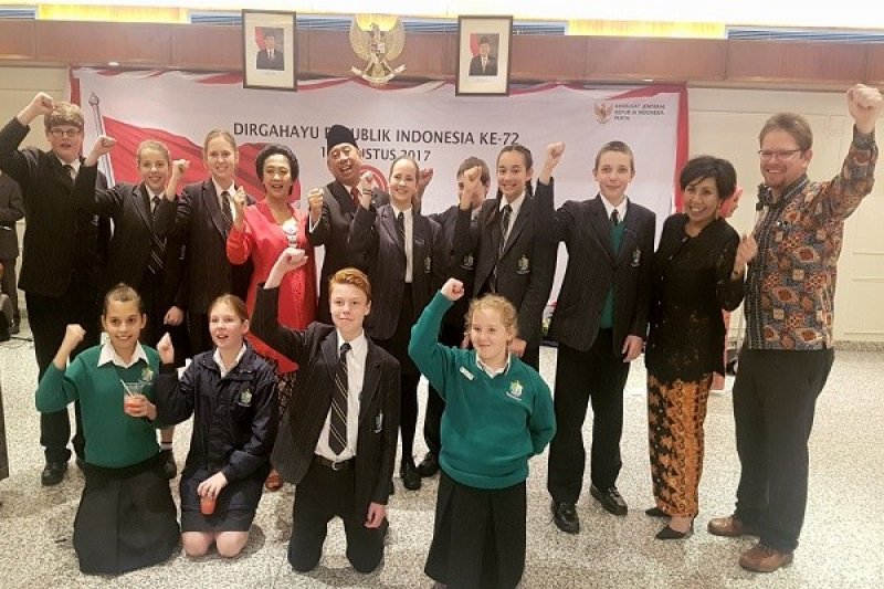 Siswa Australia Ikuti Upacara Bendera di KJRI Perth