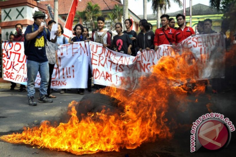 MENUNTUT JANJI GUBERNUR TERPILIH