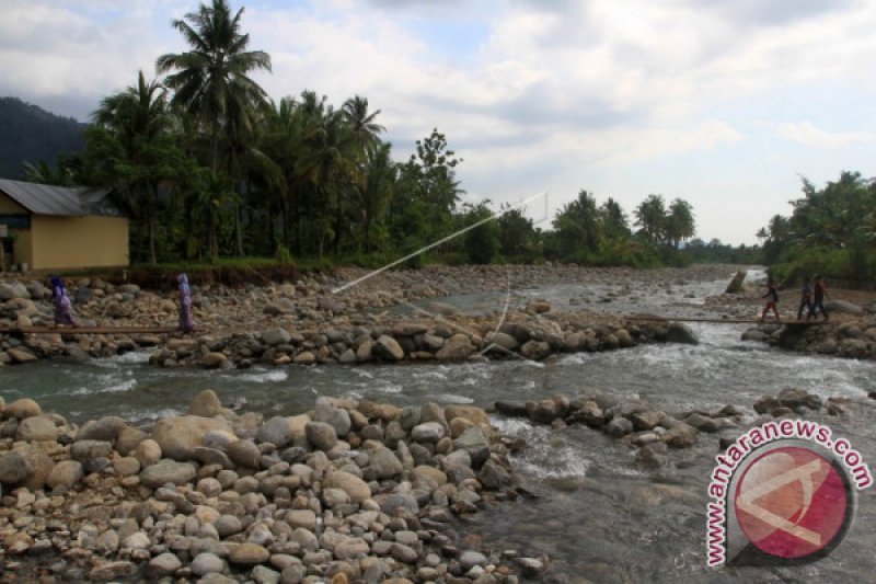 PEMBANGUNAN JEMBATAN DARURAT DARI PT SEMEN PADANG