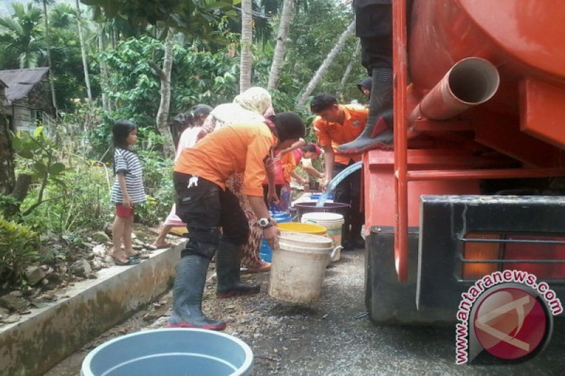 DISTRIBUSI AIR BERSIH KORBAN BANJIR DAN TANAH LONGSOR