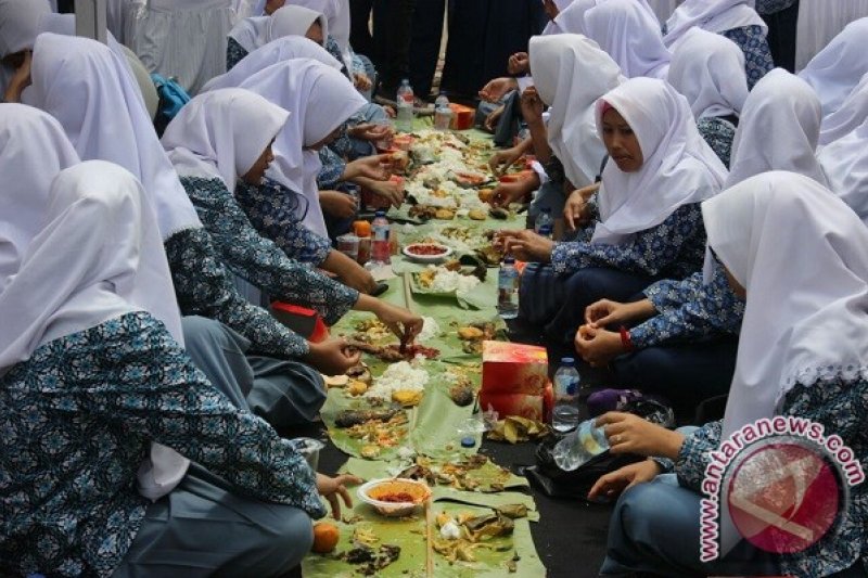 KKP Gelar Makan Ikan di Pesantren Buntet 