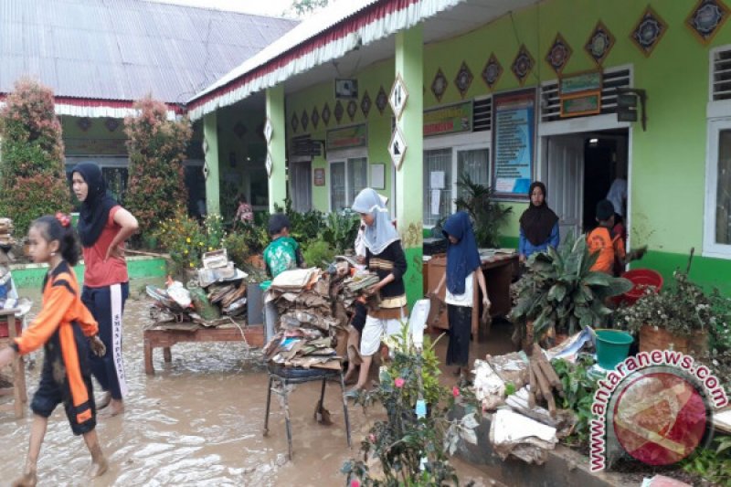 BERSIHKAN SISA PERALATAN SEKOLAH TERKENA BANJIR DAN LONGSOR