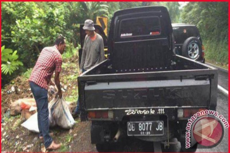 Warga Mitra Kedapatan Buang Sampah di Minahasa