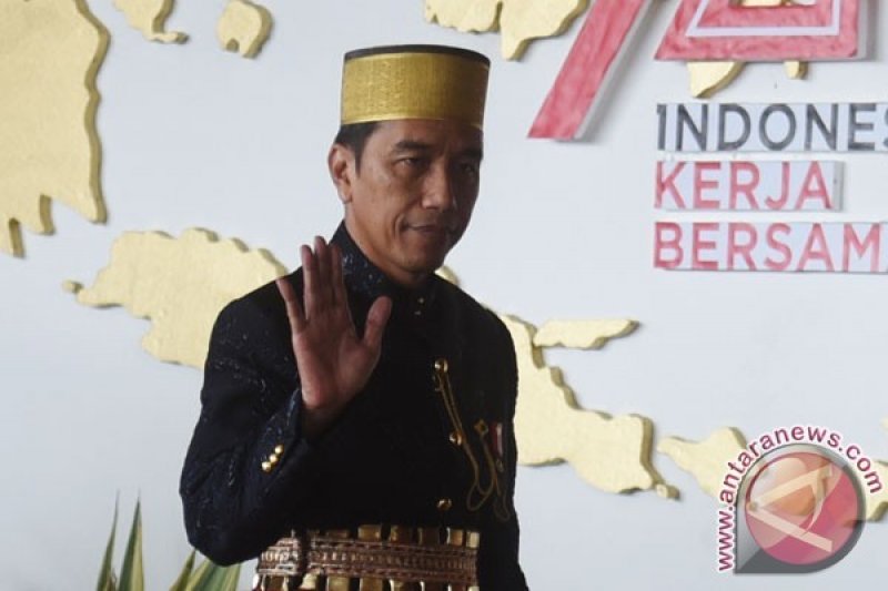 Jokowi  Naik Kereta Pancasila di Karnaval Kemerdekaan