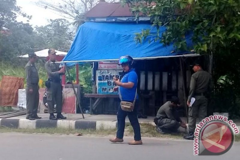 Satpol PP Kotim Sisir Lapak di Trotoar Jalan