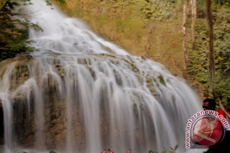 WISATA ALAM AIR TERJUN LAPOPU