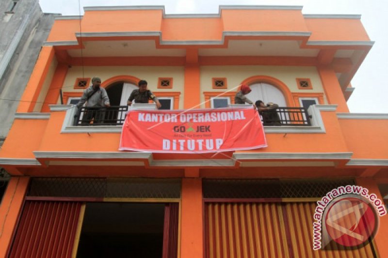 SATPOL PP TUTUP KANTOR OJEK ONLINE BUKITTINGGI