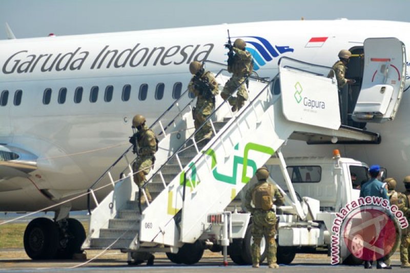 Latihan Anti Teror Di Bandara