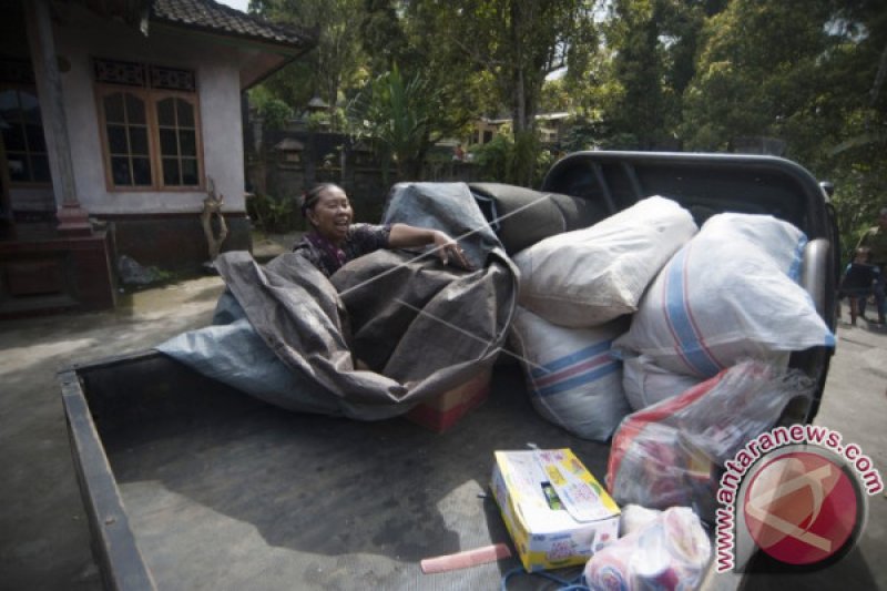 WARGA MENGUNGSI GUNUNG AGUNG SIAGA