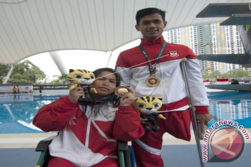 EMAS RENANG PUNGGUNG 100 METER